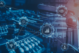 Braccio robotico industriale con icone che rappresentano tecnologie digitali connesse, simboleggiando l'automazione e l'ottimizzazione dei processi.