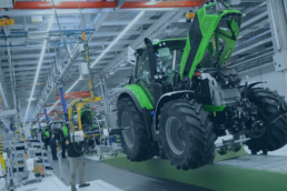 Linea di produzione di trattori agricoli in uno stabilimento industriale, con macchinari moderni e attrezzature all'avanguardia.